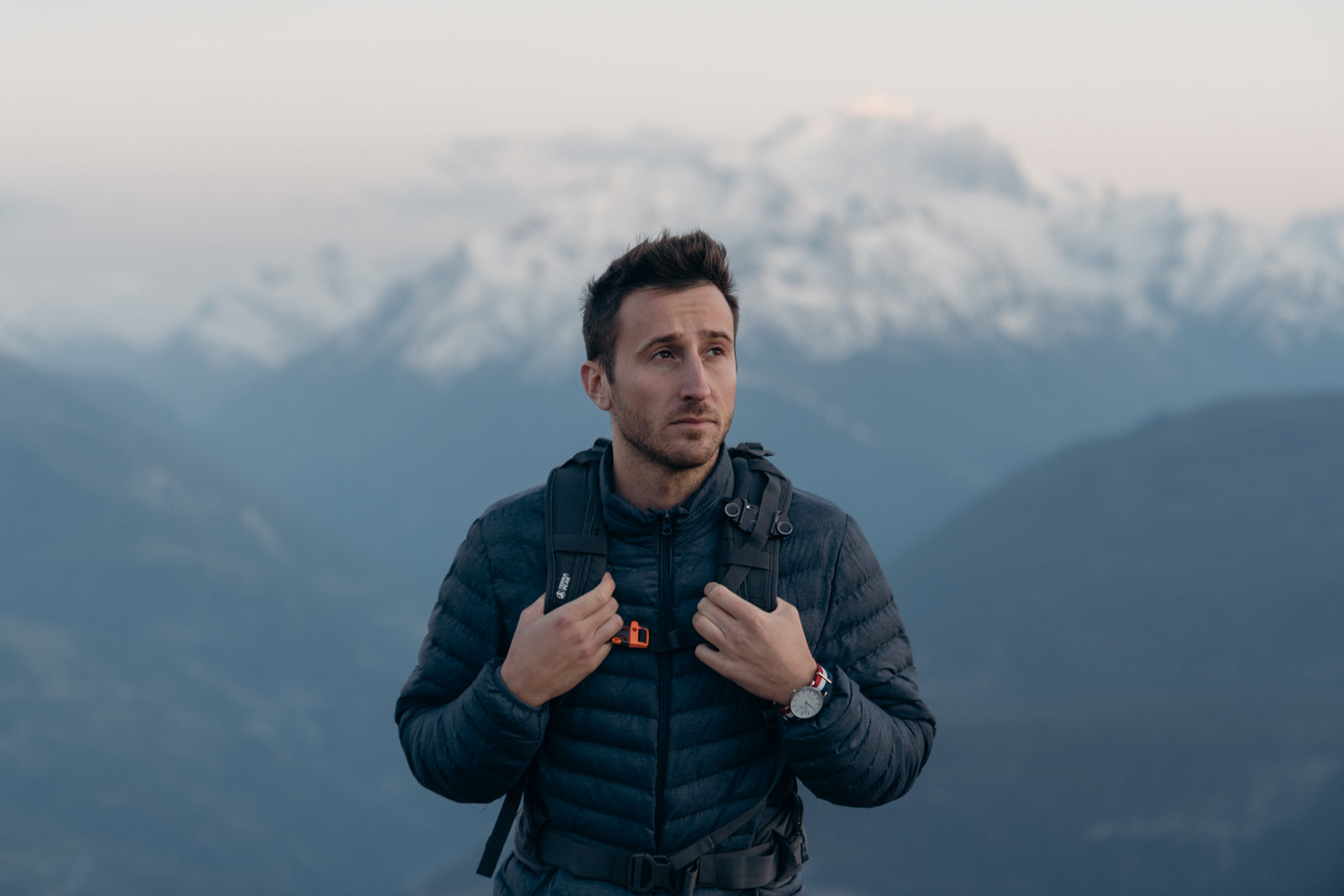 Wanderer mit Terra Peak Rucksack vor Bergpanorama